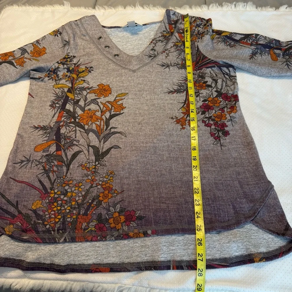 Christopher & Banks Petite Gray V Neck Top Women’s Large Petite Floral